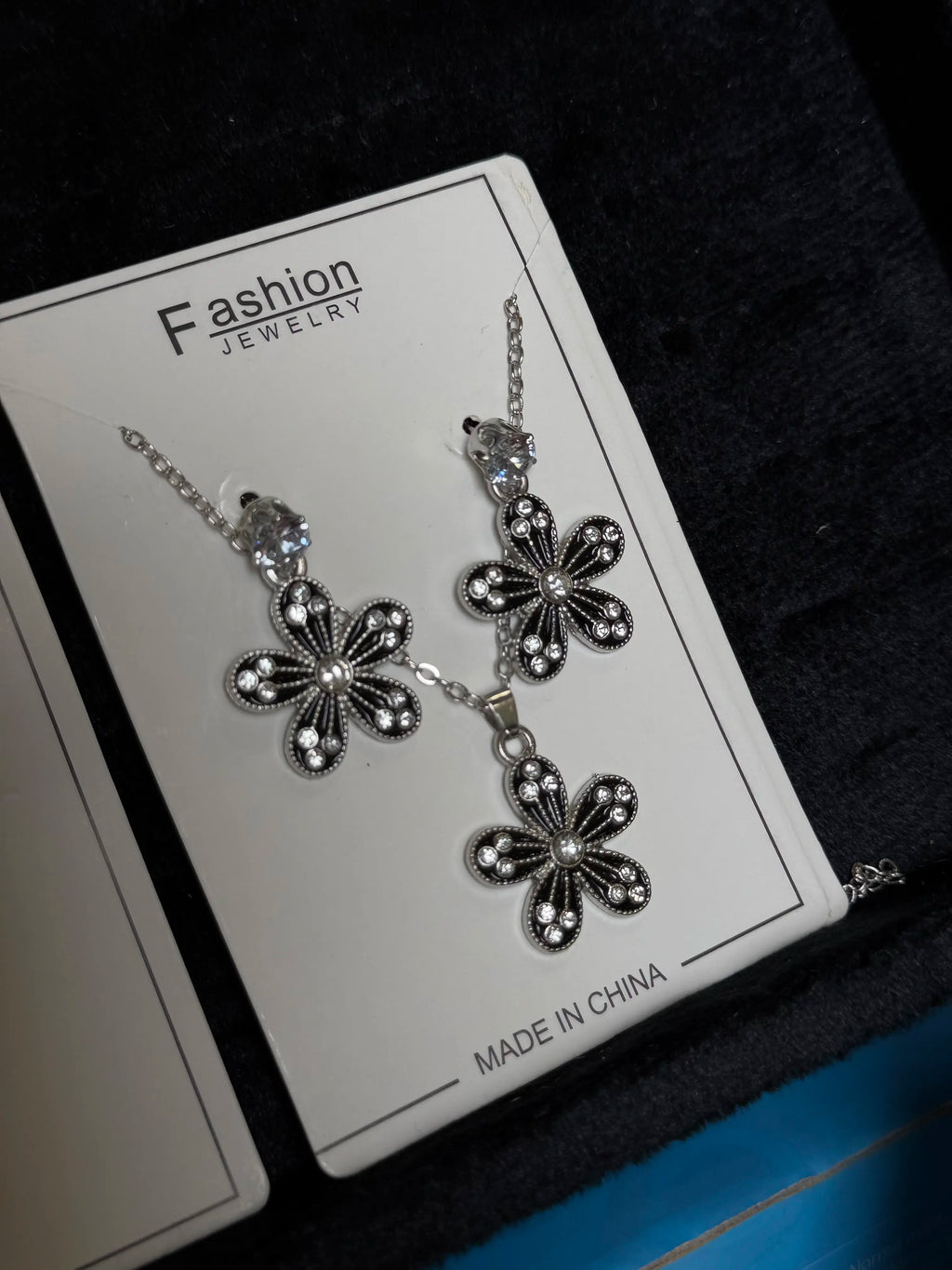 Pack of 17 jewellery sets